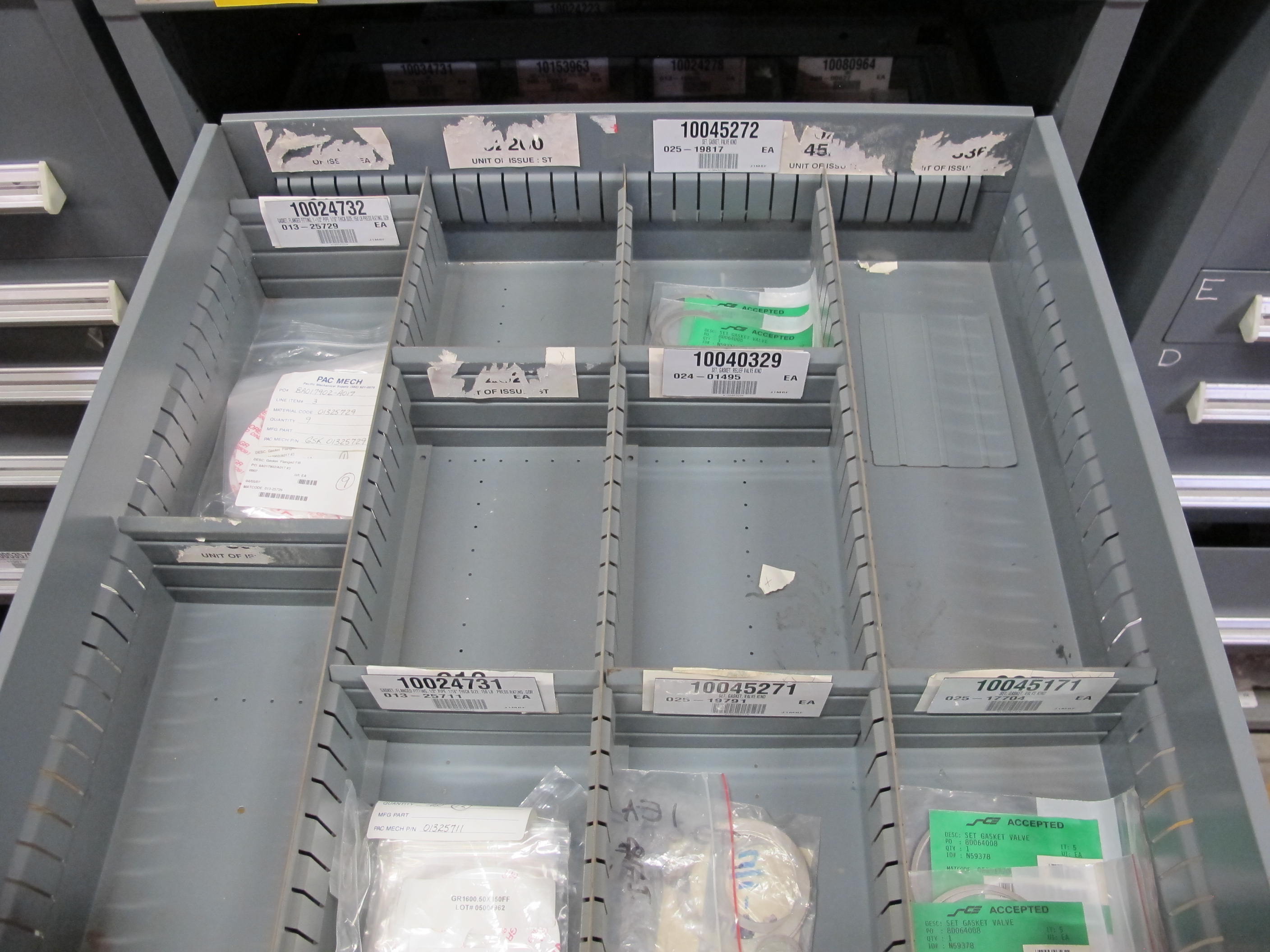 STANLEY VIDMAR HEAVY DUTY 5-DRAWER PARTS CABINET W/ CONTENTS (W-50) LOADING & HANDLING FEE $25-